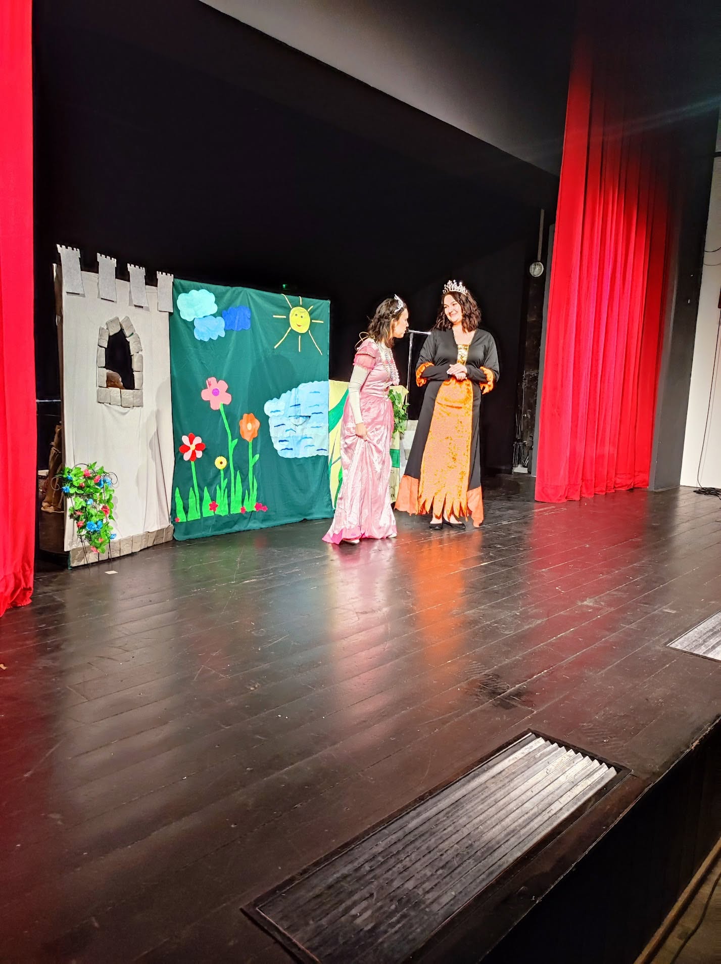 Princezné na javisku počas detského predstavenia